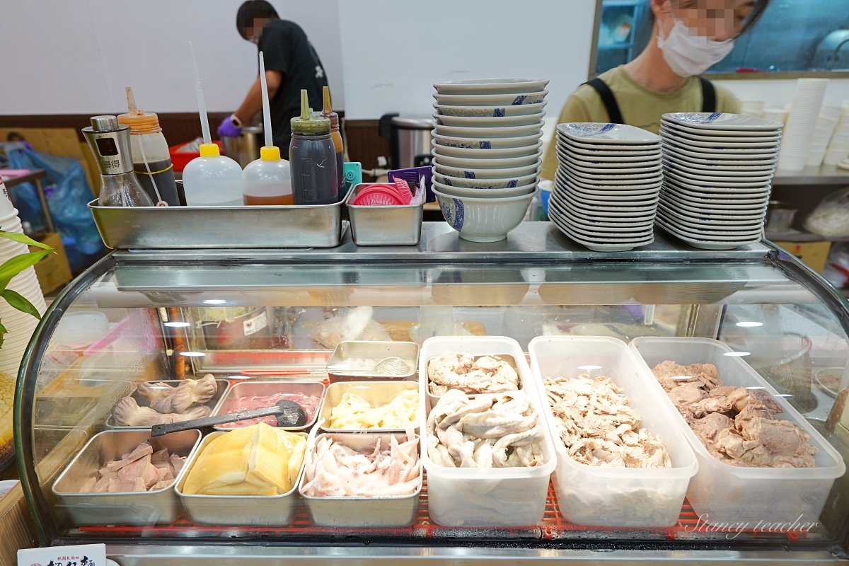 桃園大廟口切仔麵店｜桃拾廣場銅板美食｜超新鮮黑白切、綜合蚵仔手工麵線（菜單、價格）