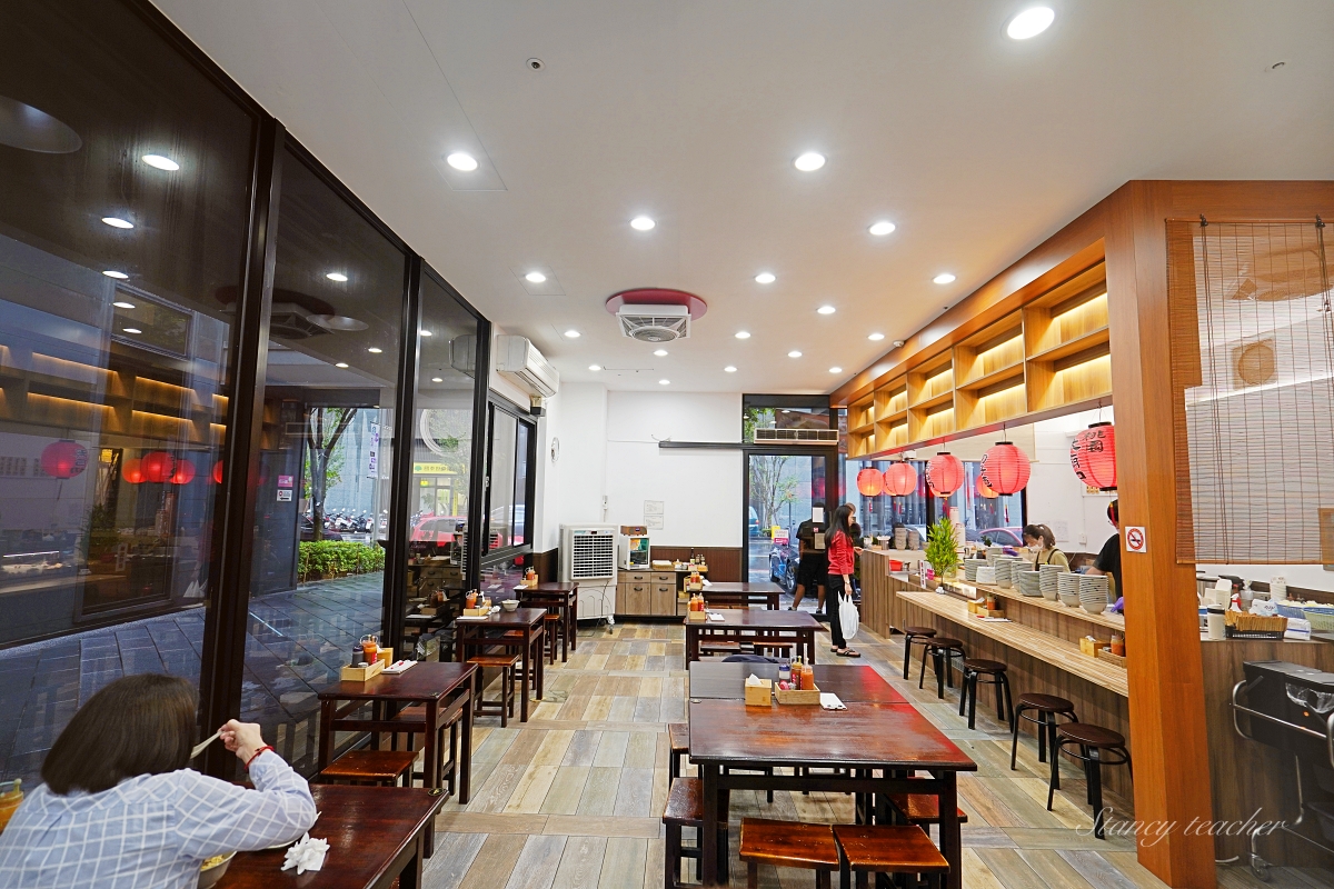 桃園大廟口切仔麵店｜桃拾廣場銅板美食｜超新鮮黑白切、綜合蚵仔手工麵線（菜單、價格）