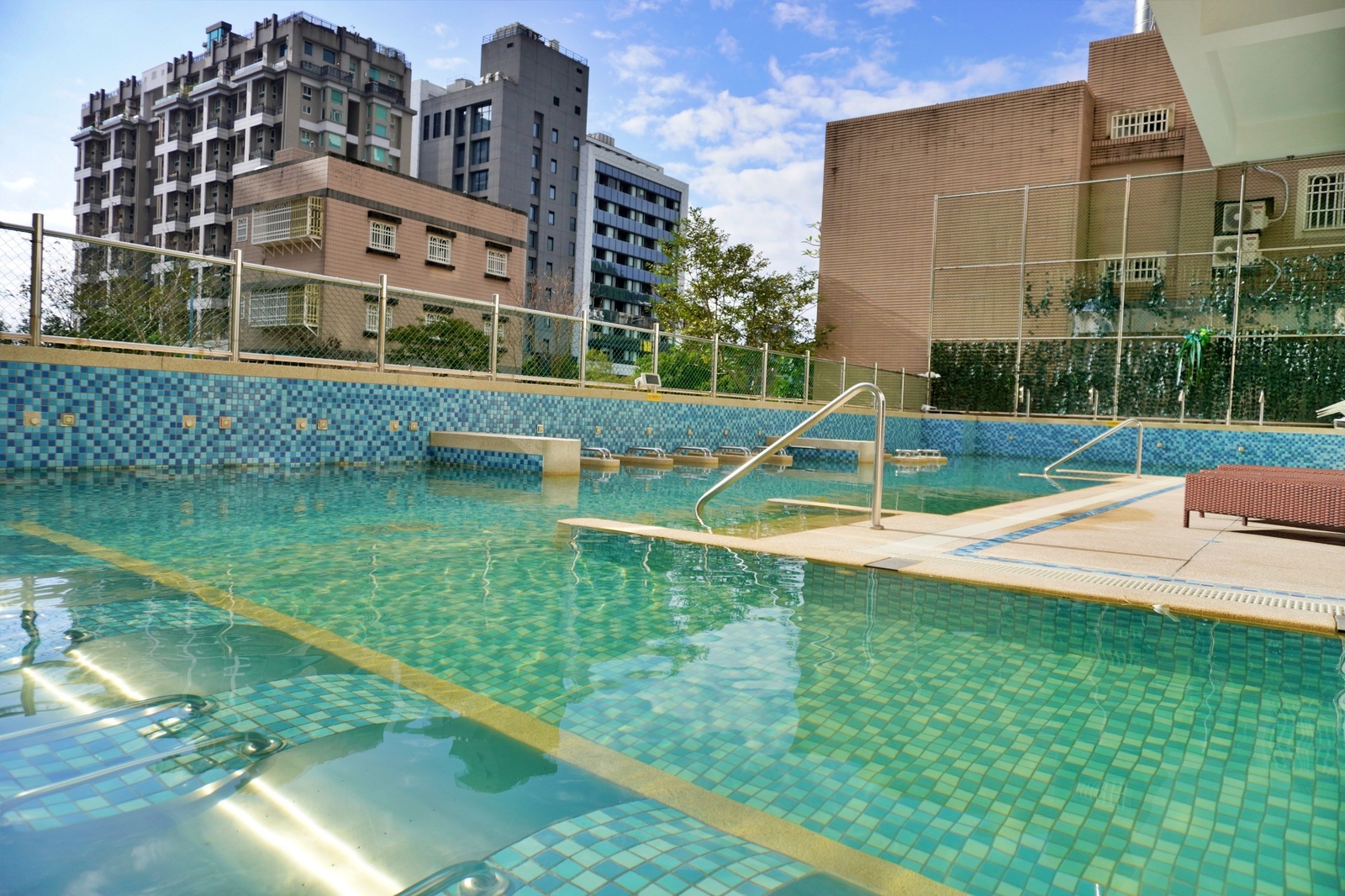 品文旅礁溪住宿心得｜礁溪溫泉飯店推薦，親子遊戲間、戶外溫泉SPA、氣泡水免費喝