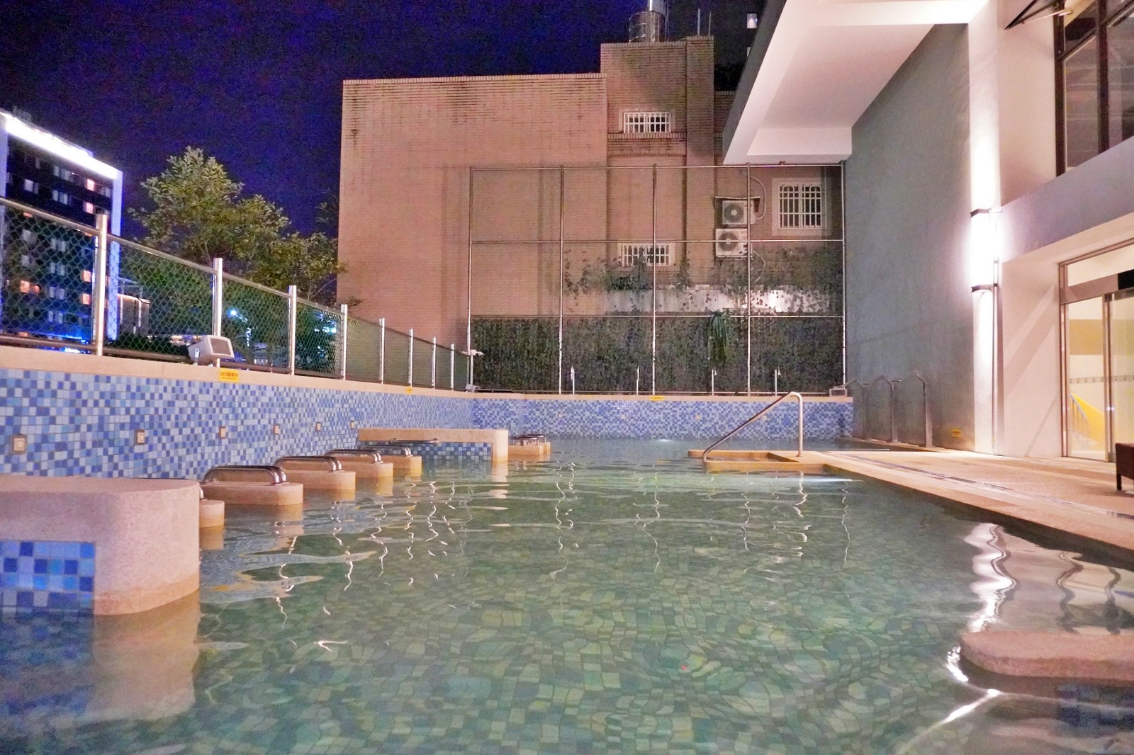 品文旅礁溪住宿心得｜礁溪溫泉飯店推薦，親子遊戲間、戶外溫泉SPA、氣泡水免費喝