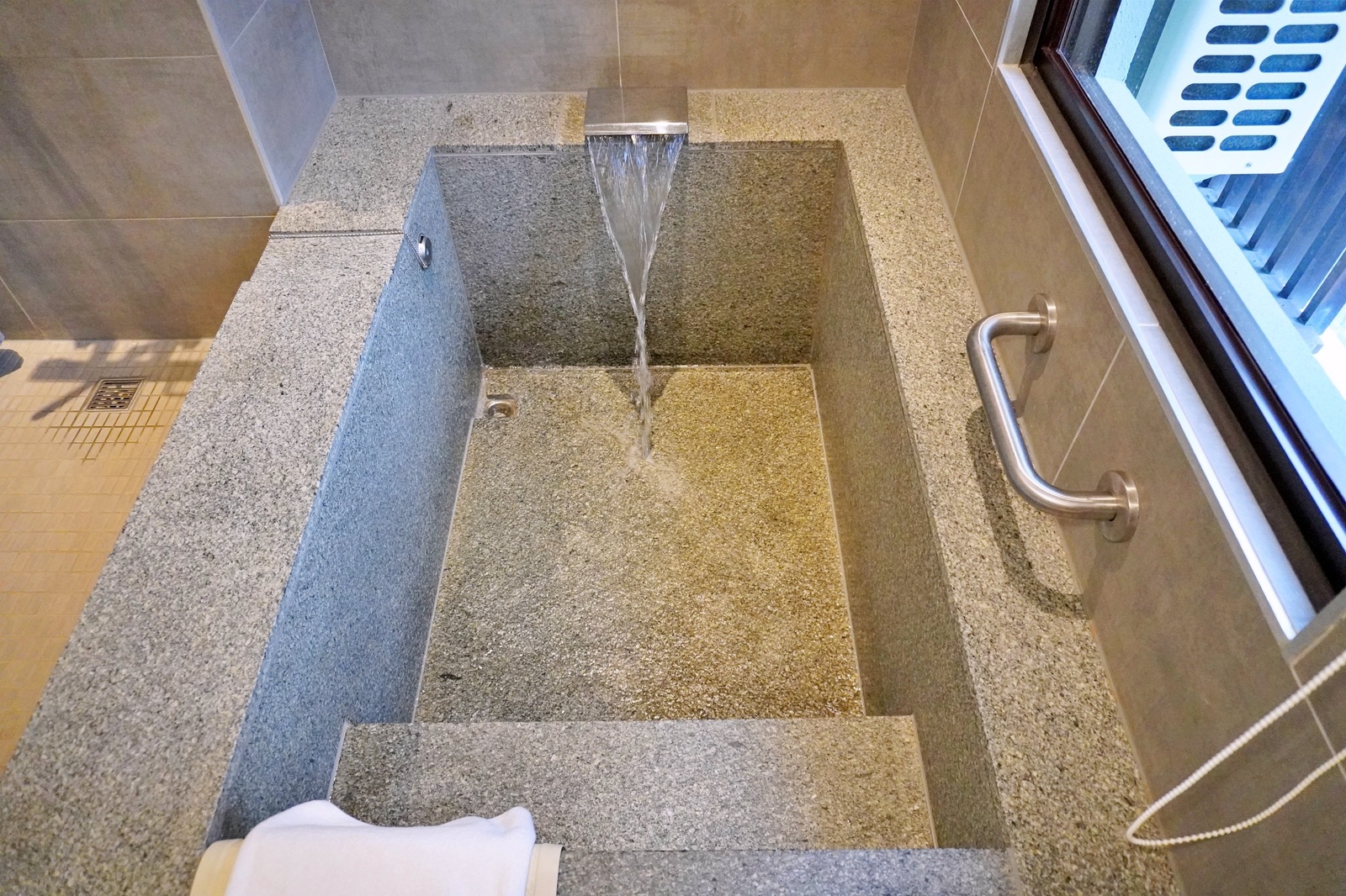 品文旅礁溪住宿心得｜礁溪溫泉飯店推薦，親子遊戲間、戶外溫泉SPA、氣泡水免費喝