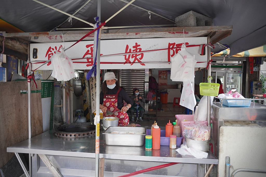 高雄美食「碼頭阿姨蛋餅」40年的老味道,大鍋翻炒香氣滿分的粉煎蛋餅只要20元 高雄美食「碼頭阿姨蛋餅」40年的老味道,大鍋翻炒香氣滿分的粉煎蛋餅只要20元