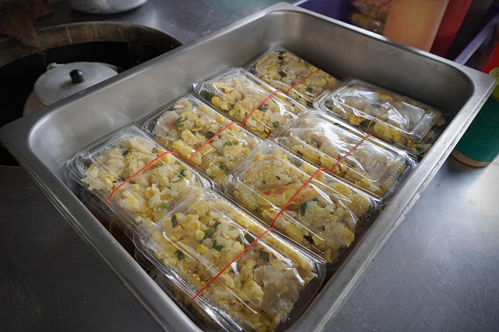 高雄美食「碼頭阿姨蛋餅」40年的老味道，大鍋翻炒香氣滿分的粉煎蛋餅只要20元