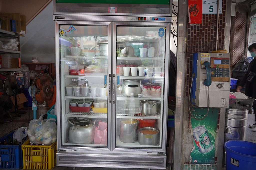 高雄美食「碼頭阿姨蛋餅」40年的老味道，大鍋翻炒香氣滿分的粉煎蛋餅只要20元