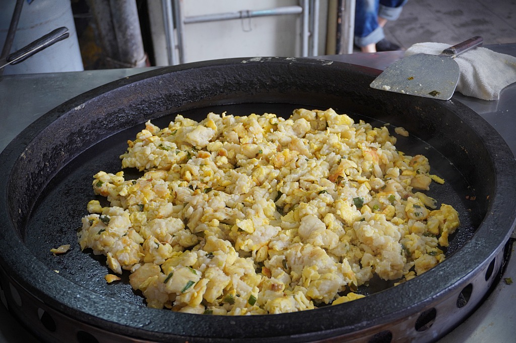 高雄美食「碼頭阿姨蛋餅」40年的老味道,大鍋翻炒香氣滿分的粉煎蛋餅只要20元 高雄美食「碼頭阿姨蛋餅」40年的老味道,大鍋翻炒香氣滿分的粉煎蛋餅只要20元