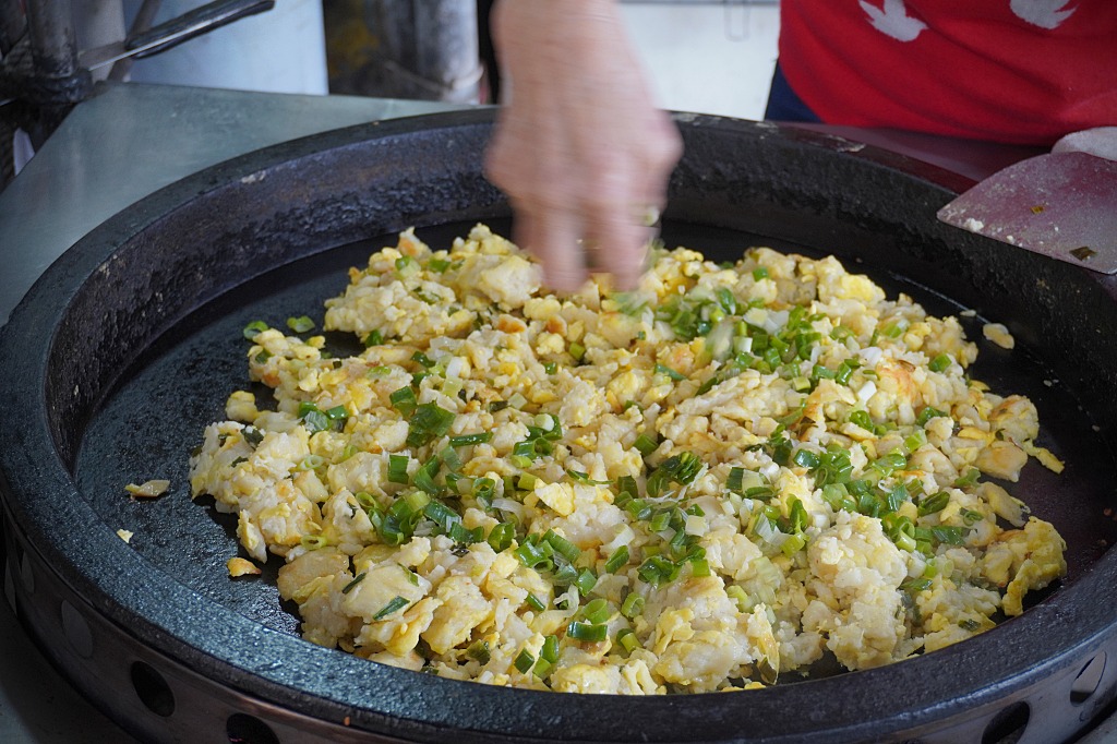 高雄美食「碼頭阿姨蛋餅」40年的老味道，大鍋翻炒香氣滿分的粉煎蛋餅只要20元
