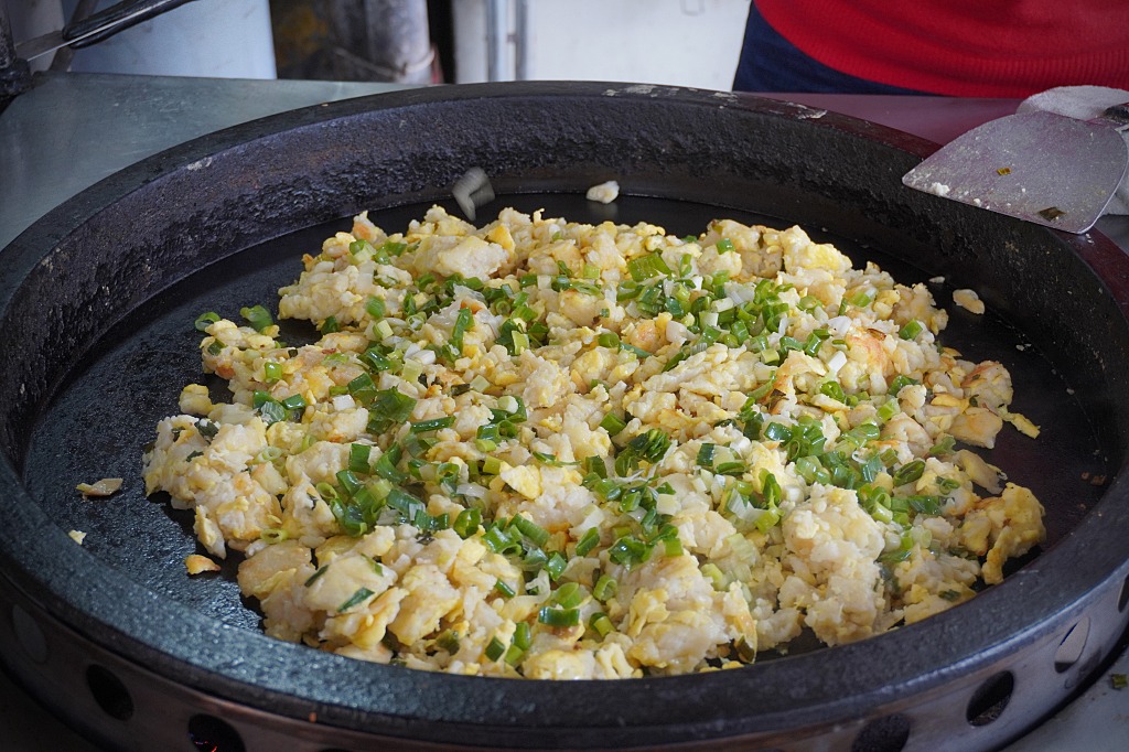高雄美食「碼頭阿姨蛋餅」40年的老味道,大鍋翻炒香氣滿分的粉煎蛋餅只要20元 高雄美食「碼頭阿姨蛋餅」40年的老味道,大鍋翻炒香氣滿分的粉煎蛋餅只要20元