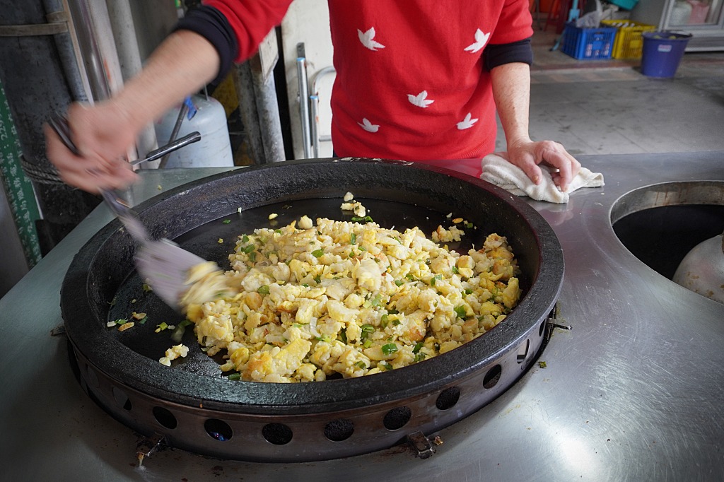 高雄美食「碼頭阿姨蛋餅」40年的老味道，大鍋翻炒香氣滿分的粉煎蛋餅只要20元