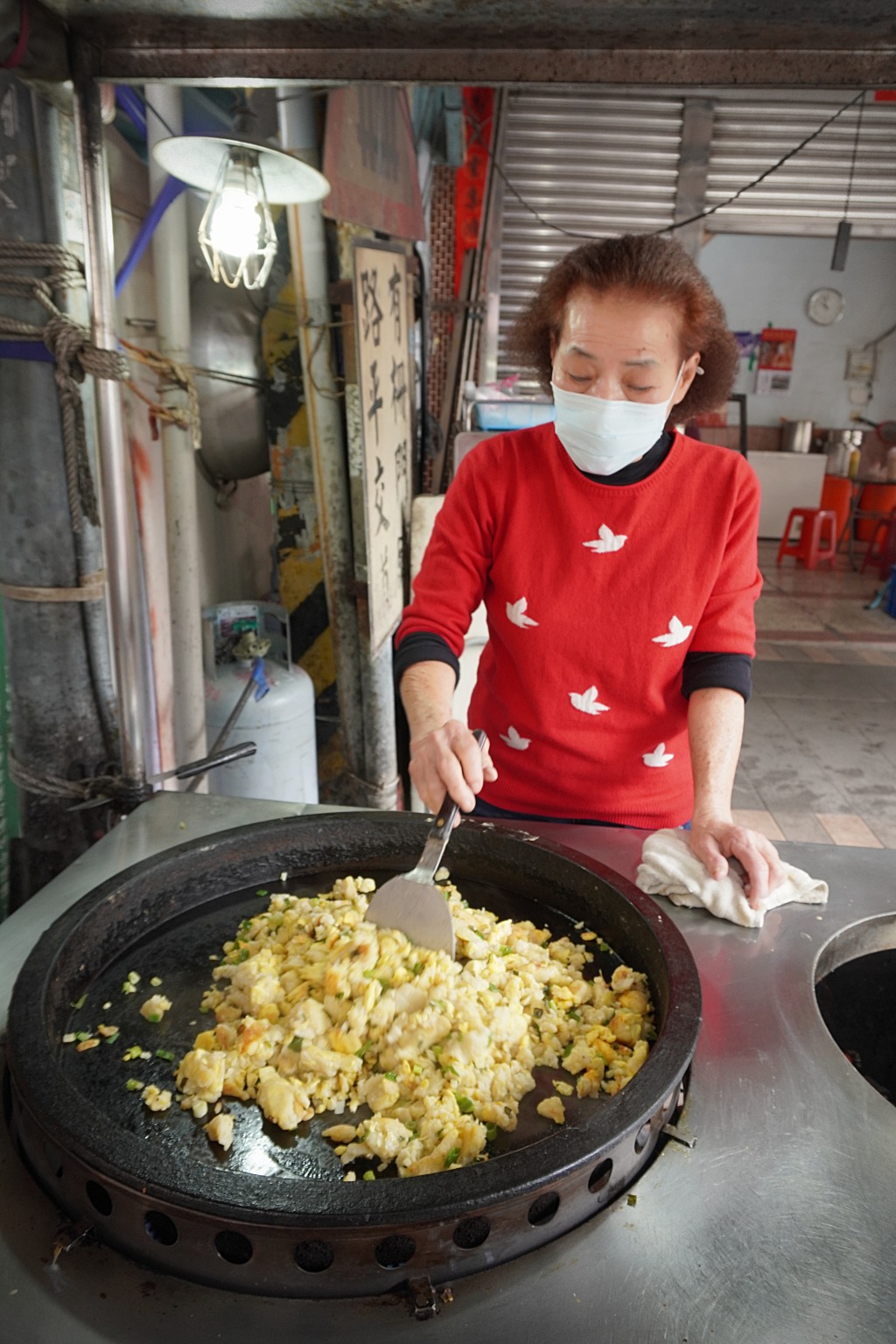高雄美食「碼頭阿姨蛋餅」40年的老味道，大鍋翻炒香氣滿分的粉煎蛋餅只要20元