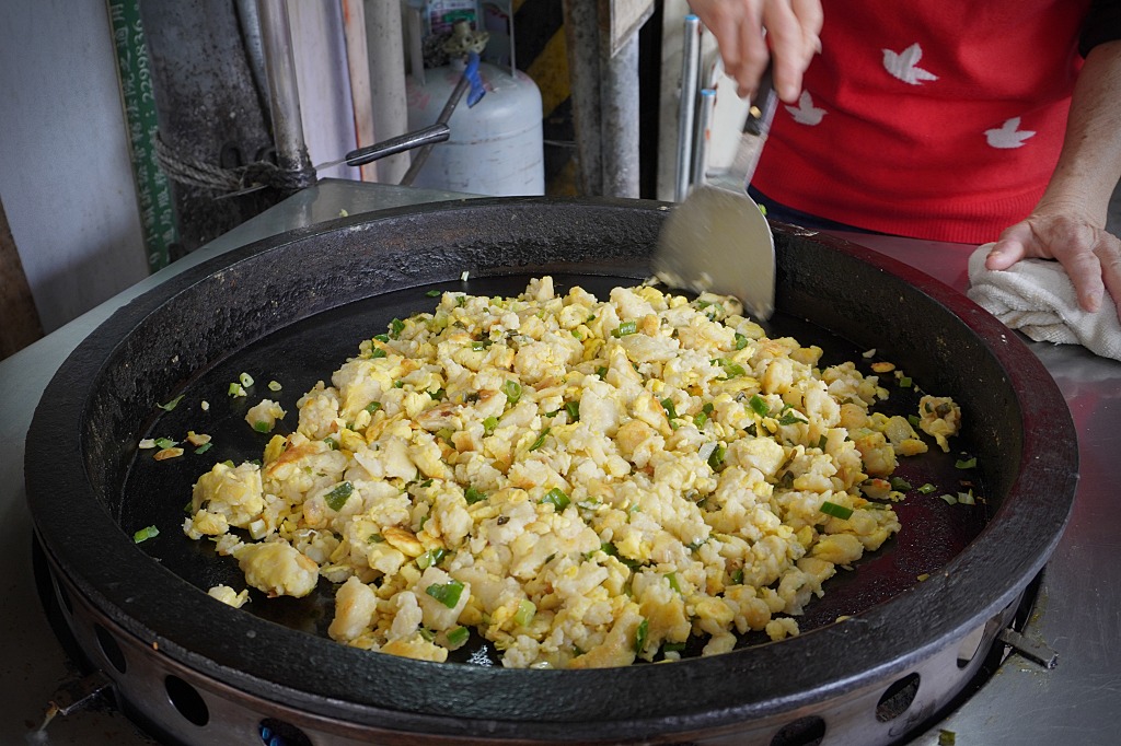 高雄美食「碼頭阿姨蛋餅」40年的老味道,大鍋翻炒香氣滿分的粉煎蛋餅只要20元 高雄美食「碼頭阿姨蛋餅」40年的老味道,大鍋翻炒香氣滿分的粉煎蛋餅只要20元