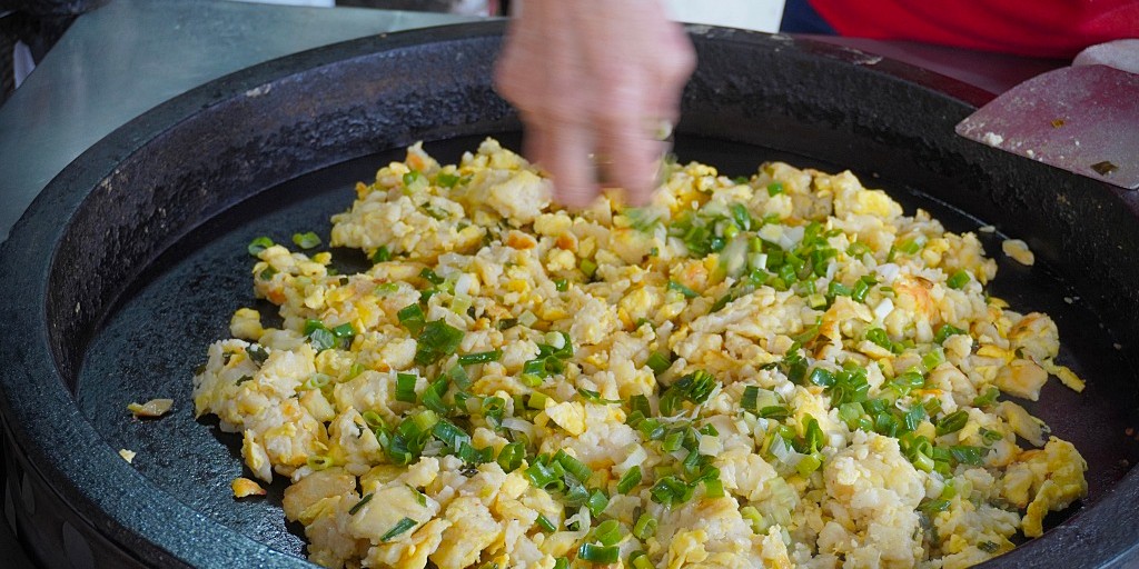 高雄美食「碼頭阿姨蛋餅」40年的老味道，大鍋翻炒香氣滿分的粉煎蛋餅只要20元 @Stancy Teacher 美味異想世界