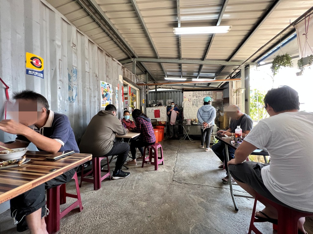 黑店排骨飯|淡海新市鎮排骨炒飯吃什麼?菜單、滷味與停車心得 黑店排骨飯|淡海新市鎮排骨炒飯吃什麼?菜單、滷味與停車心得
