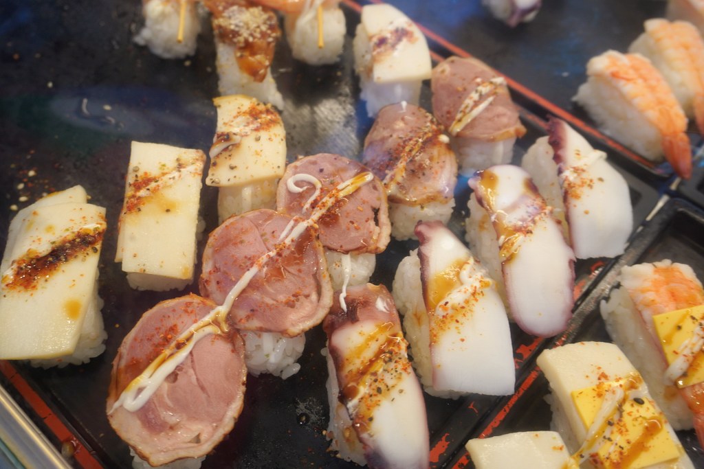淡水英專路美食｜壽太郎10元壽司｜檯面上看到都均一價