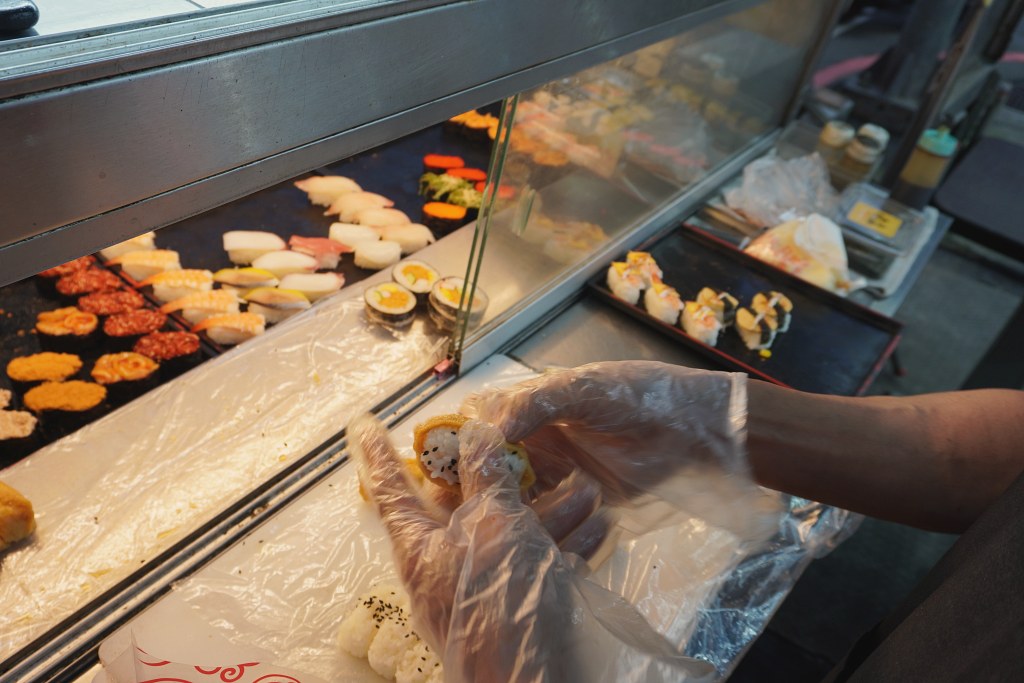 淡水英專路美食｜壽太郎10元壽司｜檯面上看到都均一價