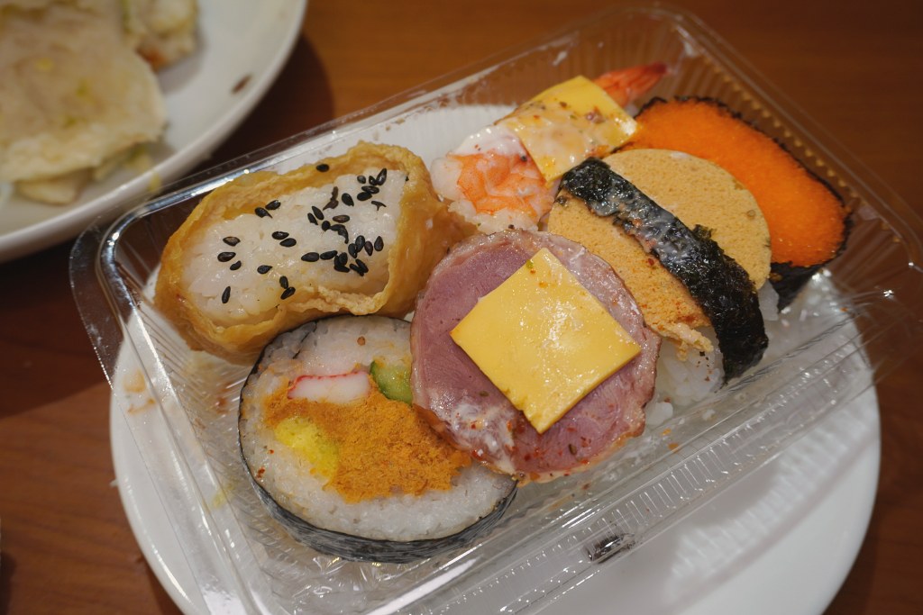 淡水英專路美食|壽太郎10元壽司|檯面上看到都均一價 淡水英專路美食|壽太郎10元壽司|檯面上看到都均一價