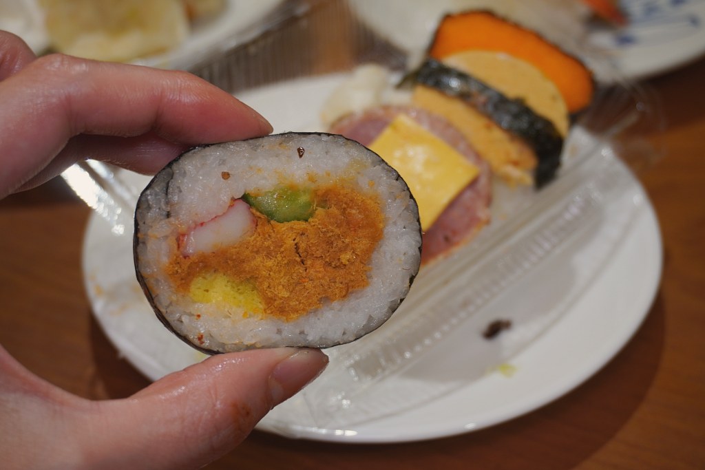 淡水英專路美食|壽太郎10元壽司|檯面上看到都均一價 淡水英專路美食|壽太郎10元壽司|檯面上看到都均一價
