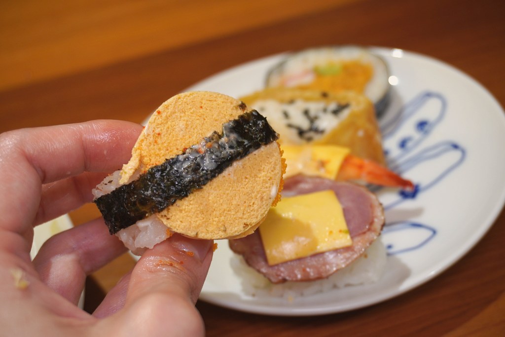 淡水英專路美食|壽太郎10元壽司|檯面上看到都均一價 淡水英專路美食|壽太郎10元壽司|檯面上看到都均一價