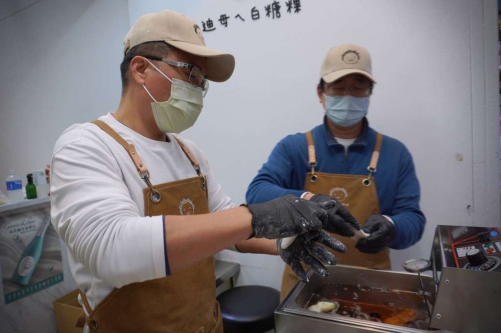 淡水老街美食｜迪母白糖粿｜外酥內嫩尬義大利金杯咖啡有夠屌（口味、價錢）