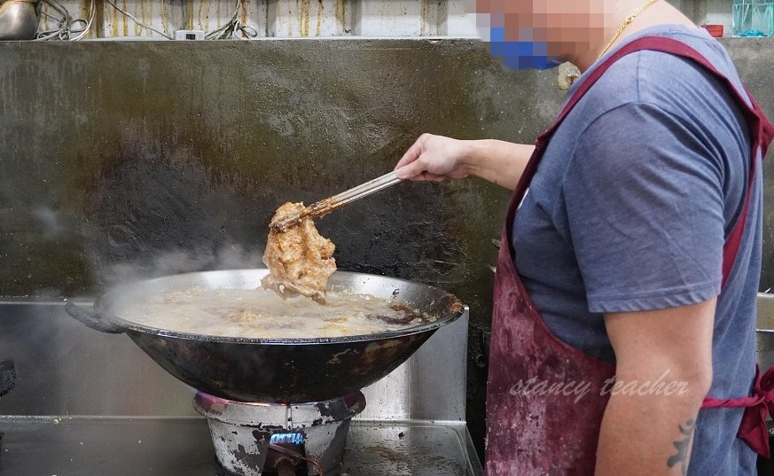 黑店排骨飯｜淡海新市鎮排骨炒飯吃什麼？菜單、滷味與停車心得