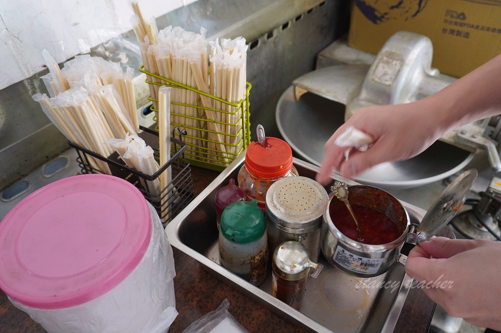 黑店排骨飯|淡海新市鎮排骨炒飯吃什麼?菜單、滷味與停車心得 黑店排骨飯|淡海新市鎮排骨炒飯吃什麼?菜單、滷味與停車心得