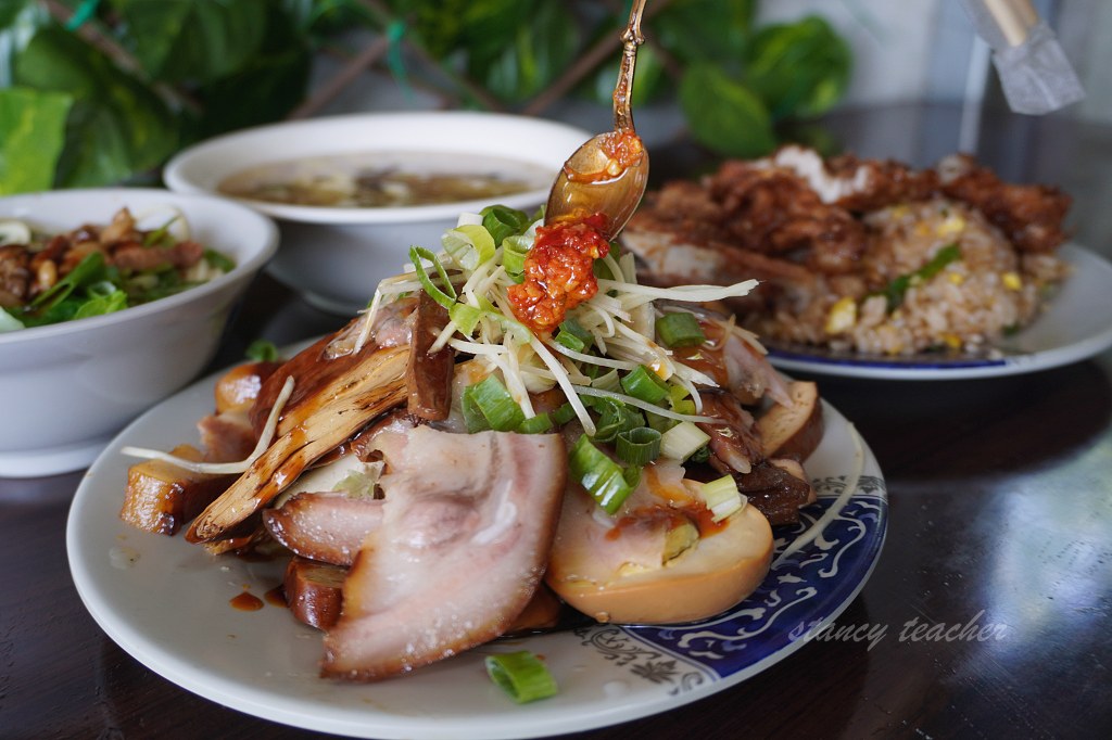 黑店排骨飯｜淡海新市鎮排骨炒飯吃什麼？菜單、滷味與停車心得