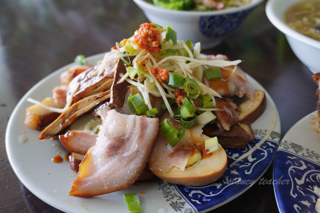 黑店排骨飯｜淡海新市鎮排骨炒飯吃什麼？菜單、滷味與停車心得