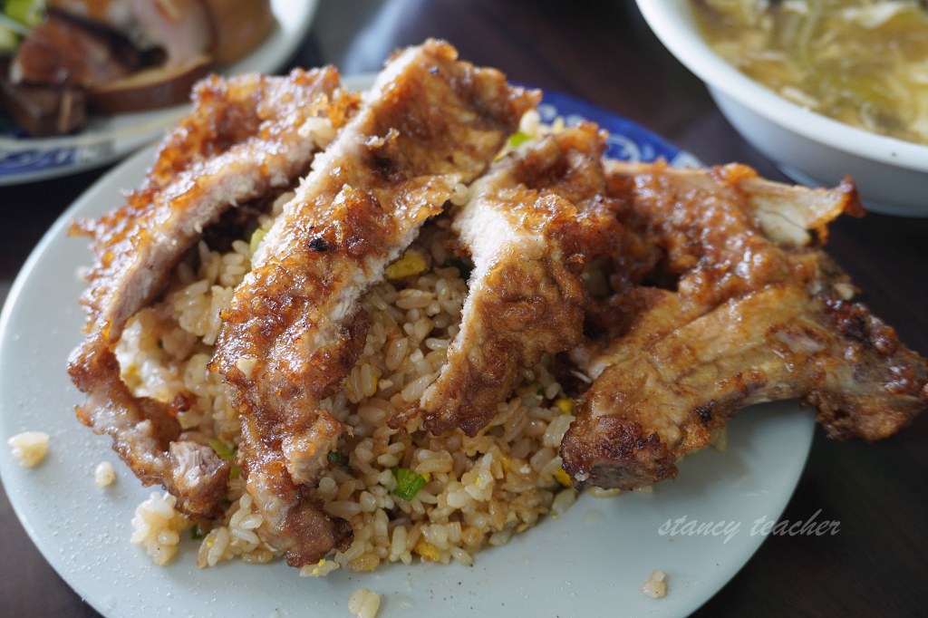 黑店排骨飯｜淡海新市鎮排骨炒飯吃什麼？菜單、滷味與停車心得