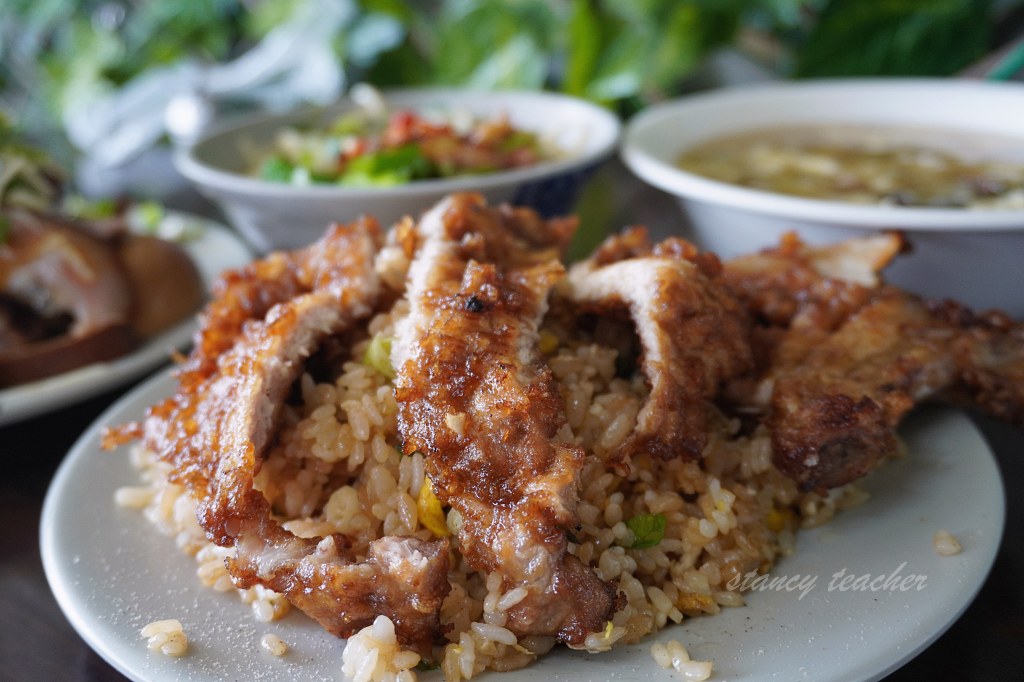 黑店排骨飯｜淡海新市鎮排骨炒飯吃什麼？菜單、滷味與停車心得