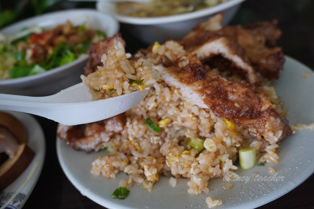 黑店排骨飯｜淡海新市鎮排骨炒飯吃什麼？菜單、滷味與停車心得
