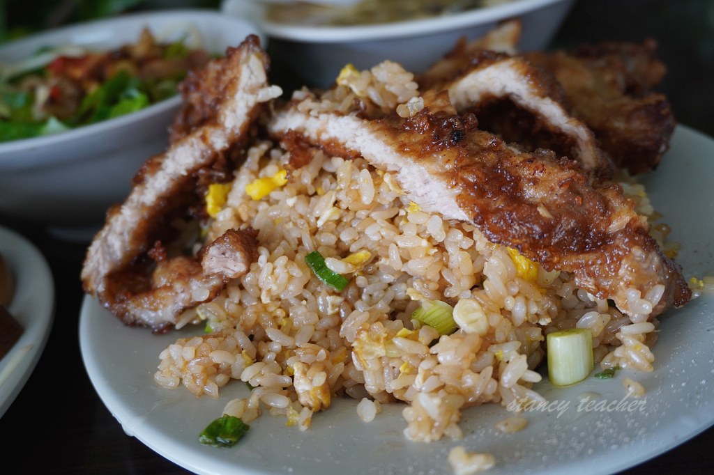 黑店排骨飯｜淡海新市鎮排骨炒飯吃什麼？菜單、滷味與停車心得