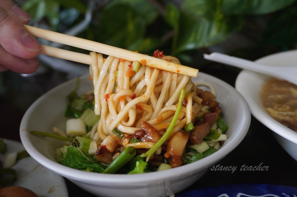 黑店排骨飯｜淡海新市鎮排骨炒飯吃什麼？菜單、滷味與停車心得