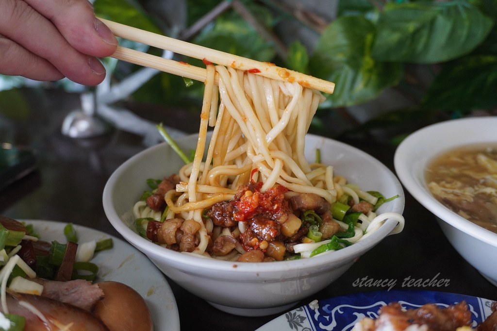 黑店排骨飯|淡海新市鎮排骨炒飯吃什麼?菜單、滷味與停車心得 黑店排骨飯|淡海新市鎮排骨炒飯吃什麼?菜單、滷味與停車心得