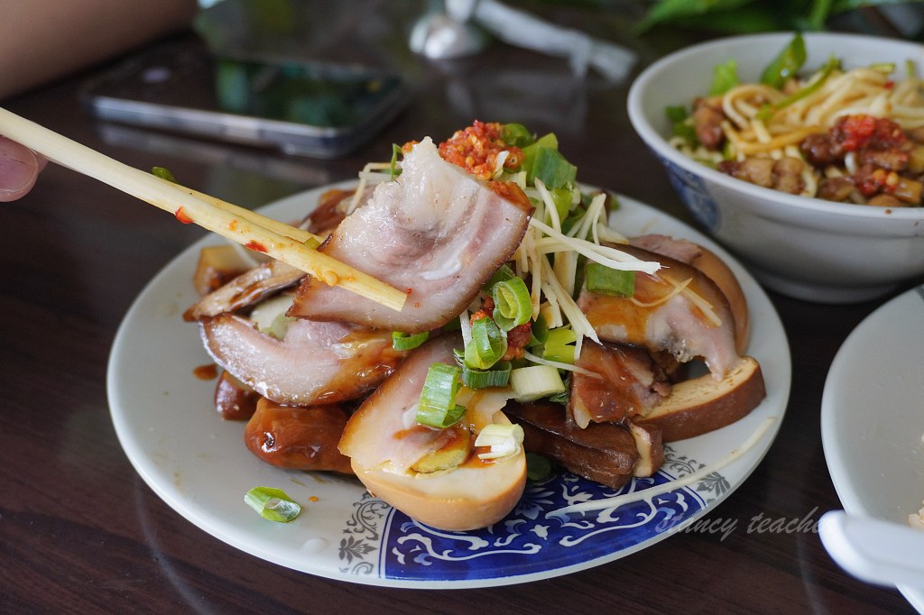 黑店排骨飯|淡海新市鎮排骨炒飯吃什麼?菜單、滷味與停車心得 黑店排骨飯|淡海新市鎮排骨炒飯吃什麼?菜單、滷味與停車心得