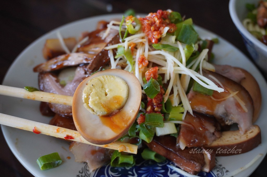 黑店排骨飯｜淡海新市鎮排骨炒飯吃什麼？菜單、滷味與停車心得