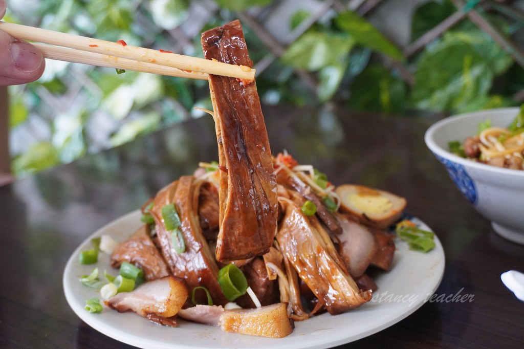 黑店排骨飯|淡海新市鎮排骨炒飯吃什麼?菜單、滷味與停車心得 黑店排骨飯|淡海新市鎮排骨炒飯吃什麼?菜單、滷味與停車心得