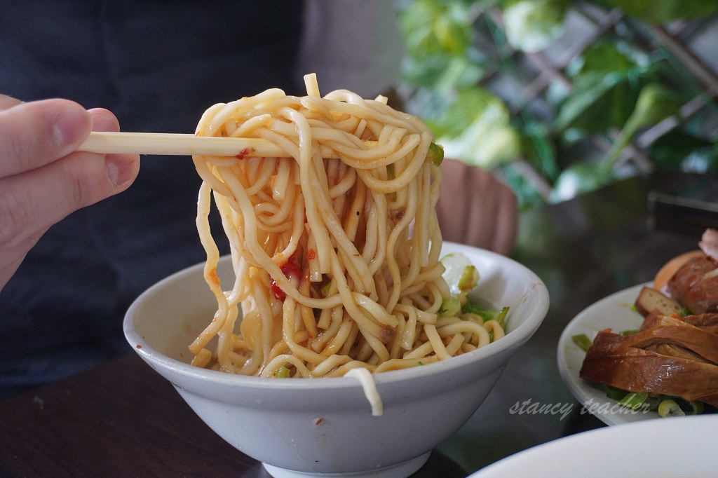 黑店排骨飯｜淡海新市鎮排骨炒飯吃什麼？菜單、滷味與停車心得