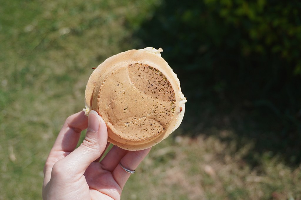 淡水老街美食｜晴光紅豆餅｜古早味爆漿紅豆、奶油內餡，蘿蔔絲口味鹹香好涮嘴