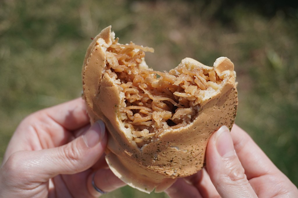 淡水老街美食｜晴光紅豆餅｜古早味爆漿紅豆、奶油內餡，蘿蔔絲口味鹹香好涮嘴