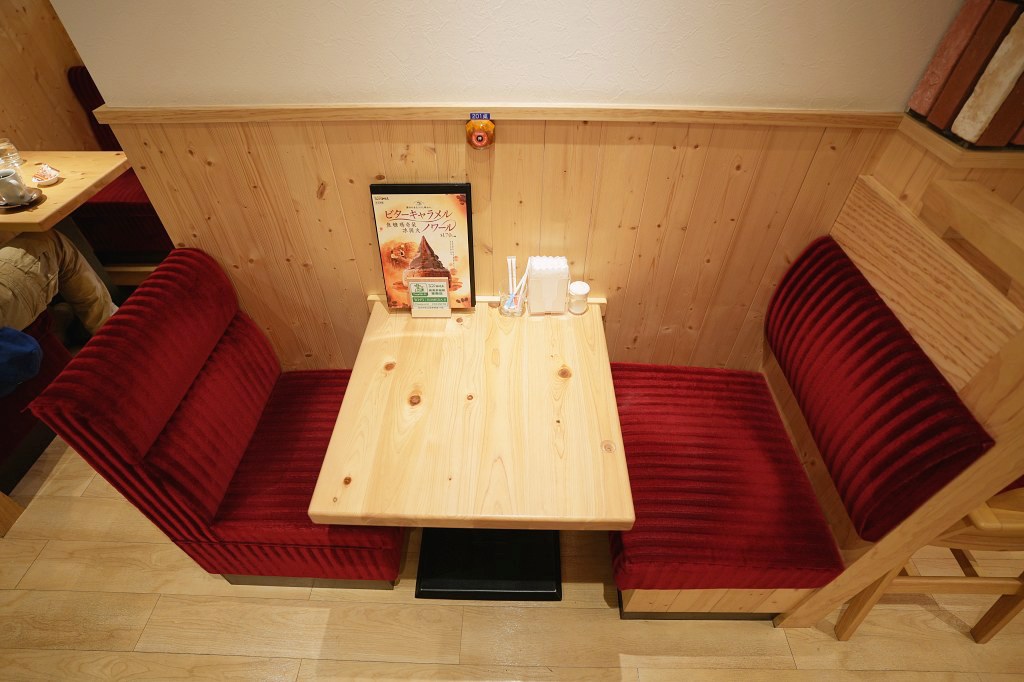 客美多咖啡 komeda‘s coffee  東興店｜來自名古屋的日式咖啡廳｜期間限定甜點焦糖瑪奇朵冰與火