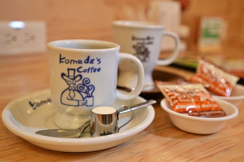 客美多咖啡 komeda‘s coffee  東興店｜來自名古屋的日式咖啡廳｜期間限定甜點焦糖瑪奇朵冰與火