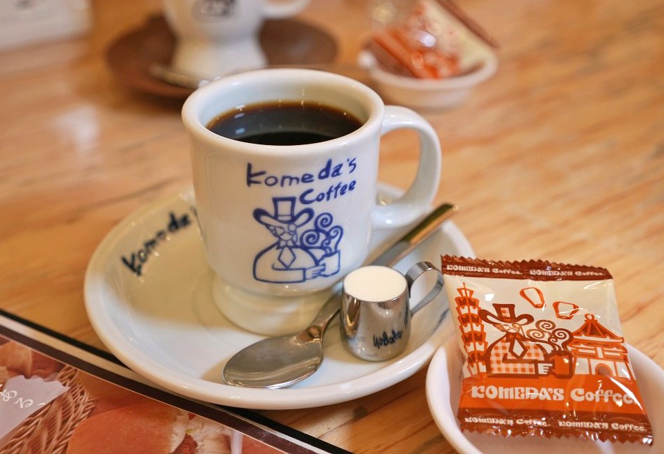 客美多咖啡 komeda‘s coffee  東興店｜來自名古屋的日式咖啡廳｜期間限定甜點焦糖瑪奇朵冰與火