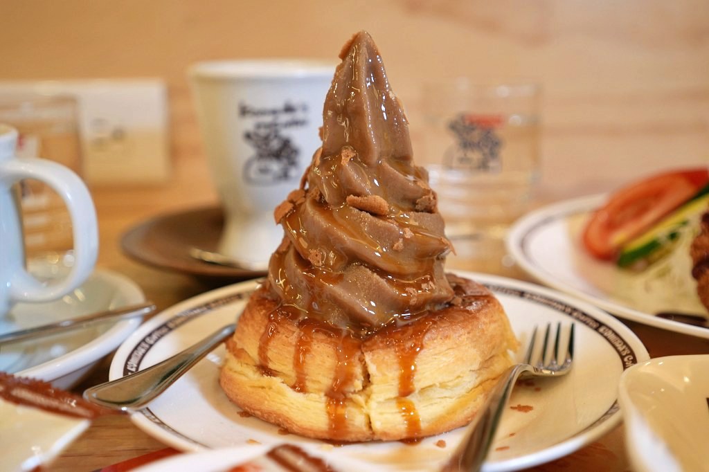 客美多咖啡 komeda‘s coffee  東興店｜來自名古屋的日式咖啡廳｜期間限定甜點焦糖瑪奇朵冰與火