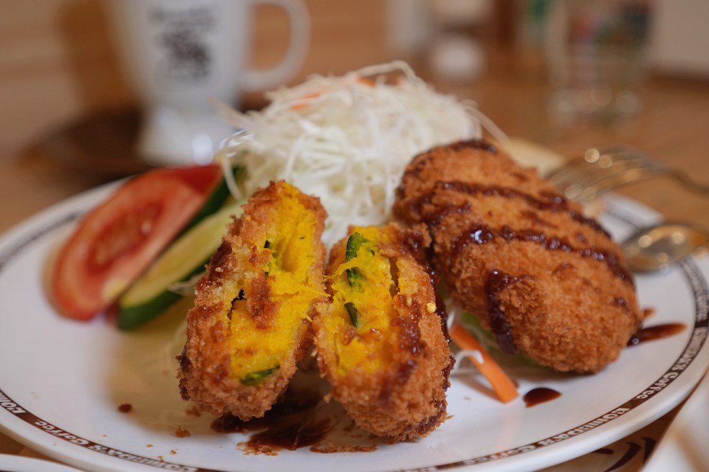 客美多咖啡 komeda‘s coffee  東興店｜來自名古屋的日式咖啡廳｜期間限定甜點焦糖瑪奇朵冰與火