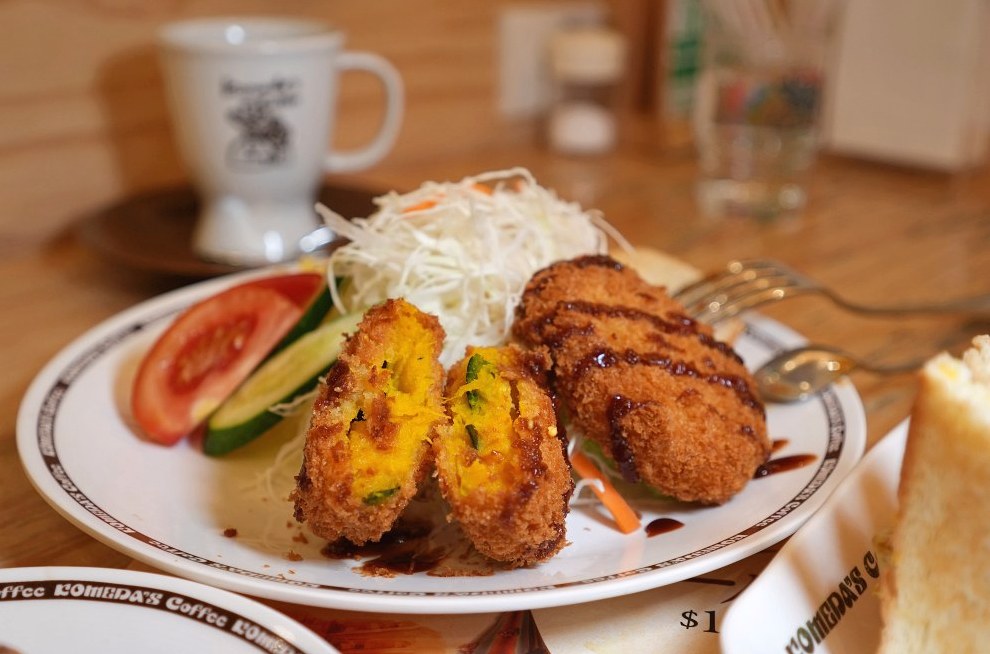 客美多咖啡 komeda‘s coffee  東興店｜來自名古屋的日式咖啡廳｜期間限定甜點焦糖瑪奇朵冰與火