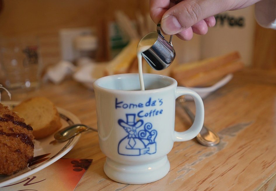 客美多咖啡 komeda‘s coffee  東興店｜來自名古屋的日式咖啡廳｜期間限定甜點焦糖瑪奇朵冰與火