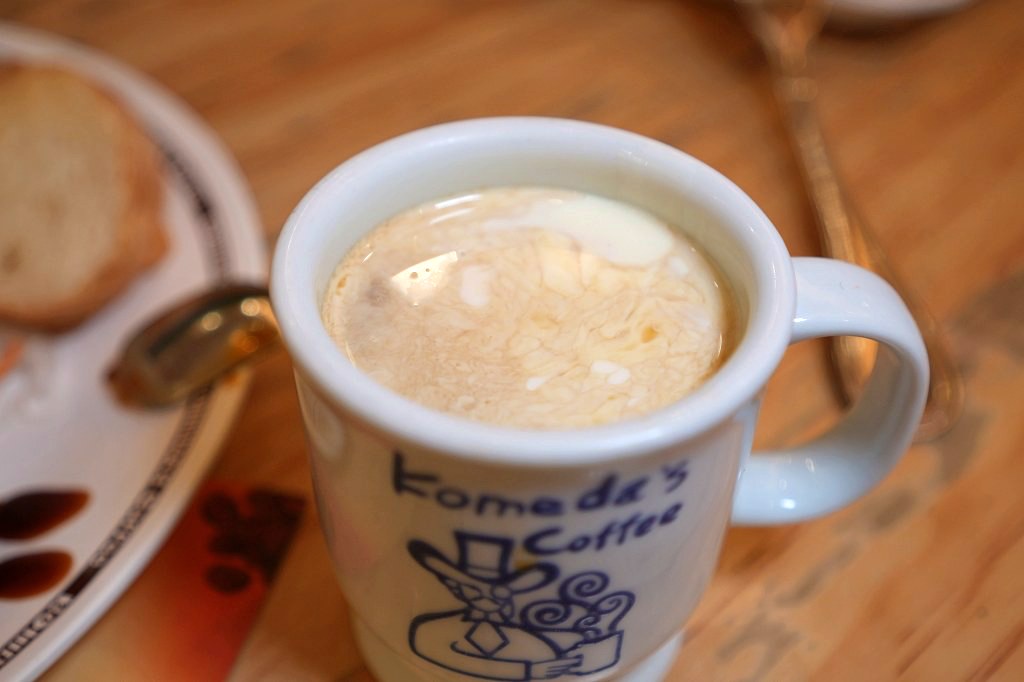客美多咖啡 komeda‘s coffee  東興店｜來自名古屋的日式咖啡廳｜期間限定甜點焦糖瑪奇朵冰與火