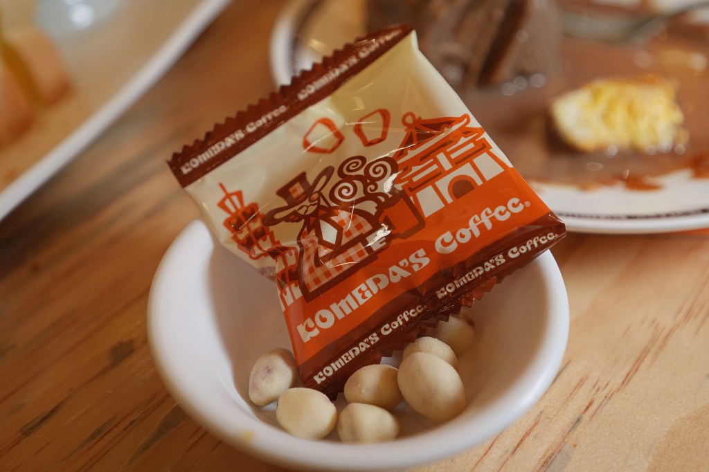 客美多咖啡 komeda‘s coffee  東興店｜來自名古屋的日式咖啡廳｜期間限定甜點焦糖瑪奇朵冰與火