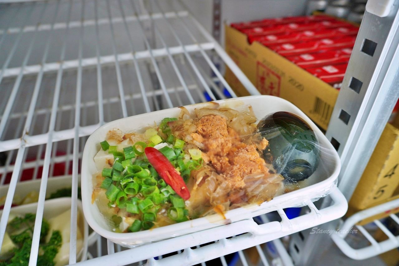 花蓮牛骨牛肉麵「孫叔叔牛骨牛肉麵」又油又香帶骨牛肉超過癮黑金滷肉麵太銷魂
