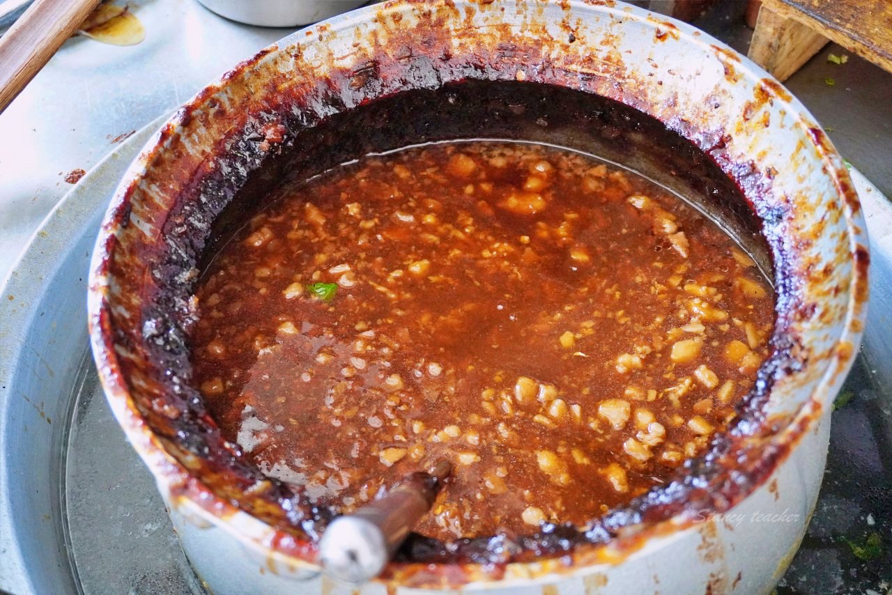 花蓮牛骨牛肉麵「孫叔叔牛骨牛肉麵」又油又香帶骨牛肉超過癮黑金滷肉麵太銷魂