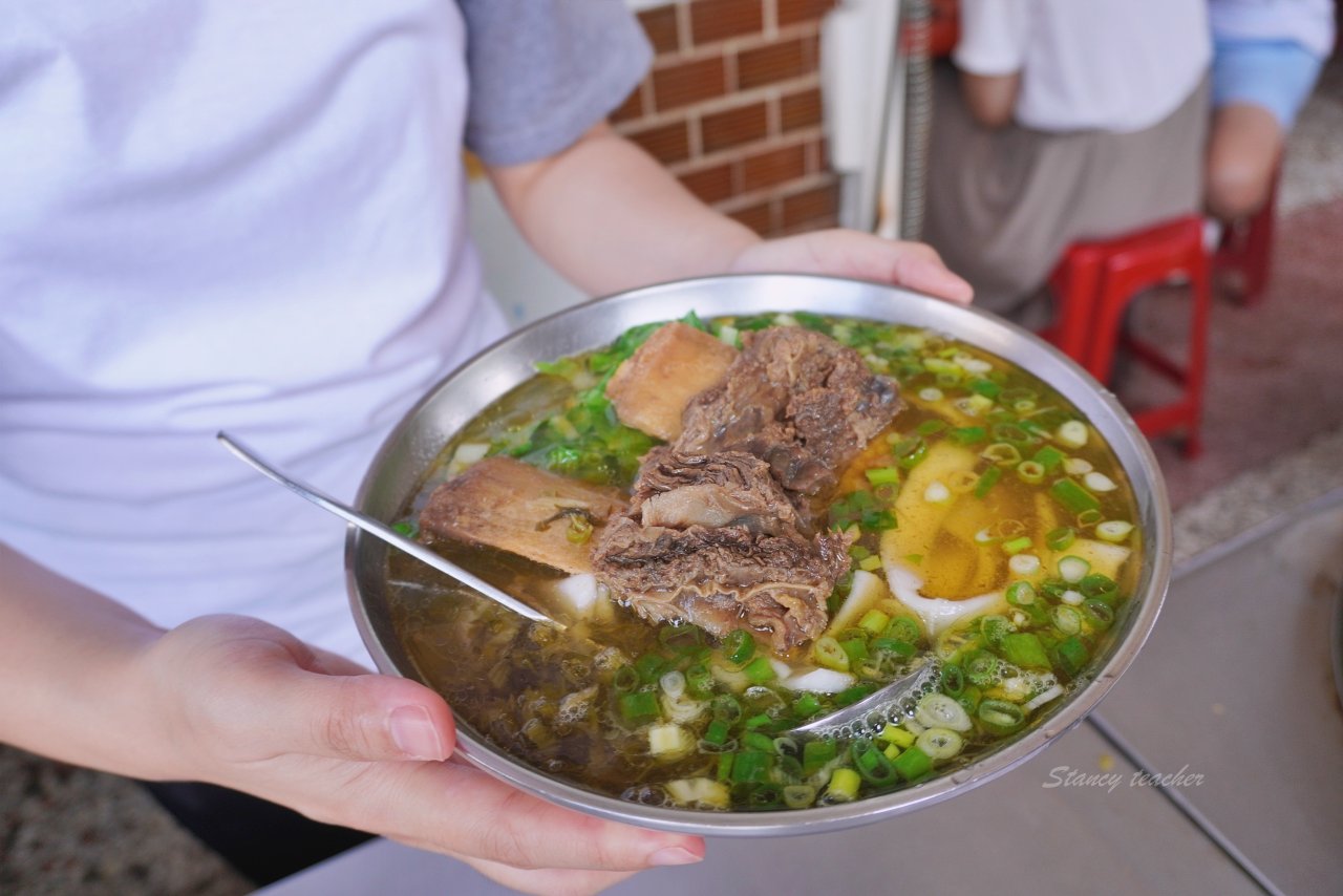 花蓮牛骨牛肉麵「孫叔叔牛骨牛肉麵」又油又香帶骨牛肉超過癮黑金滷肉麵太銷魂 花蓮牛骨牛肉麵「孫叔叔牛骨牛肉麵」又油又香帶骨牛肉超過癮黑金滷肉麵太銷魂